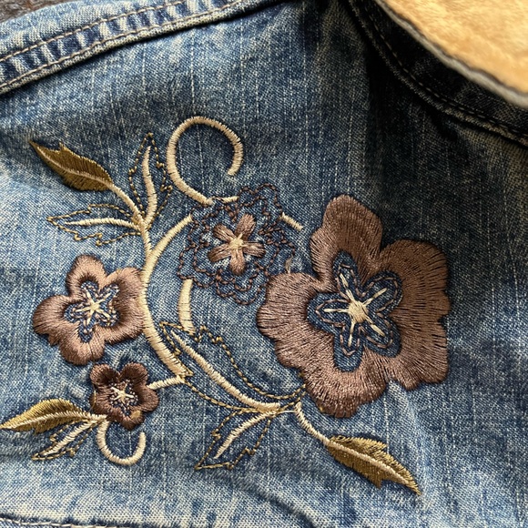 Vintage Faded Glory embroidered floral jean jacket with faux suede trim. Medium - Picture 6 of 12
